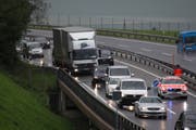 Vorübergehend lief der Verkehr nur über den rechten Fahrstreifen. (Bild: Geri Holdener, Bote der Urschweiz)