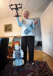 Regina Nager-Schmidig führt Zilli nochmals an den dünnen Fäden. (Bild: Urs Hanhart (Altdorf, 27. November 2017))