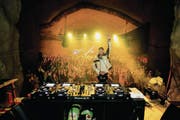 DJ Antoine heizt der feiernden Schar in der Kaverne am Fusse des Brünigs ein. (Bild: Adriana Carkanji/Brünig-Park (Lungern, 4. November 2017))