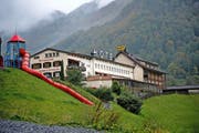 Um die Gebäudesubstanz steht es nicht gut: Hotel Landhaus. Bild: Corinne Glanzmann (Giswil, 6. Oktober 2015)