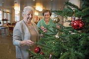 Berta Risi (links) und Frieda Stöckli schmücken im Alterswohnheim Buochs den Christbaum. (Bild: Corinne Glanzmann (Buochs, 20. Dezember 2017))