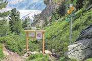 Gesperrter Wanderweg in der Nähe des Felsabbruchs auf der Riederalp. (Bild: Dominic Steinmann / Keystone (11. Juli 2017))