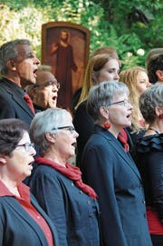 Im Uhrzeigersinn von links: Das Cantus Vocal Ensemble bei der Feier in Flüeli-Ranft, überwacht von Bruder Klaus. Die Musikgesellschaft führt den Zug zum Volksapéro an, wo Niklaus Jung ein besonderes Fest feierte. Die Nidwaldner Regierung war mit Othmar Filliger, Karin Kayser und Res Schmid vertreten, angeführt von Landweibel Edi Amstad.