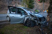 Der Aufprall in den Baum war heftig. (Bild: Geri Holdener, Bote der Urschweiz)