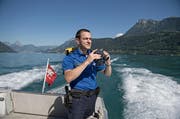 ... im Einsatz mit ihrem Kollegen Dario Habermacher auf dem Vierwaldstättersee. (Bild: Corinne Glanzmann / Neue NZ)