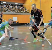 Sarnens Robin Markström (am Ball) umläuft einen Thurgauer Gegenspieler. (Bild: Simon Abächerli (Sarnen, 17. März 2018))
