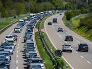 Der Heimweg dauert etwas länger: Vor dem Gotthard-Südportal auf der A2 staut sich der Rückreiseverkehr. (Archivbild) (Bild: Keystone/SAMUEL GOLAY)