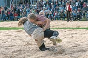 Solch spannende Szenen wie am Eidgenössischen Schwingfest 2016 in Siebnen soll es am kommenden Samstag auch am Frauen-Kranzschwingfest in Göschenen geben. (Bild: René Nussbaumer (Siebnen, 24. September 2016))