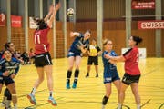 Der LK Zug spielt gegen DHB Rotweiss Thun in der Sporthalle Zug. Soka Smirtran vom LK Zug zielt auf das gegnerische Tor. (Bild: Christian H. Hildebrand)