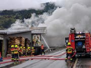Dichter Rauch drang zu Beginn aus dem Silo. (Bild: Geri Holdener, Bote der Urschweiz)