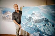 Die Ausstellung Berg und Tal im Talmuseum Engelberg hat am kommenden Samstag Vernissge. Im Bild Künstler Werner Beyeler beim Aufhängen der Bilder. (Bild: Corinne Glanzmann / Neue NZ)