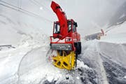 Die Maschinisten der Räumungsequipe Ursern haben in der vergangenen Woche mit vier Fräsen den Oberalppass geräumt. Nun folgen der Gotthard, die Furka und der Susten. (Bild Urs Hanhart)