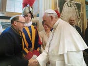 Unter den Augen des frisch vereidigten Gardisten Tobias Arnold begrüsst Papst Franziskus dessen Vater Karl Arnold. PD