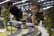 Kinder beobachten einen Minizug. (Bild: Lukas Lehmann / Keystone (Bern, 12. Oktober 2017))