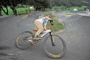 Dutzende Kinder und Jugendliche drehten nach der offiziellen Eröffnung ihre Runden auf dem Pumptrack. (Bild: Urs Hanhart (Schattdorf, 9. 9. 17))