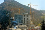 Für das Bürgenstock-Resort – hier ein Bild von der Baustelle im Frühling – müssen die Abwasserleitungen ausgebaut werden. (Bild Eveline Beerkircher)