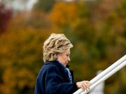 Hillary Clinton am Freitag beim Einsteigen in ihr Flugzeug in White Plains. (Bild: Keystone/AP/ANDREW HARNIK)