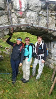 War nie allein unterwegs: Karin Kayser mit ihrer Tochter Eliane und deren Freund Andreas am Pilatus (von links). (Bild: PD)