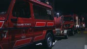 Feuerwehren aus drei Gemeinden sind vor Ort. (Bild: Beat Kälin)