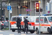 Polizisten sichern den Bereich der Nuescheler- und Sihlstrasse in der Zürcher Innenstadt ab. (Bild: Keystone)