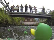 Zuschauer feuerten entlang der Strecke die Entlein an. (Bild: Enten-Cam)