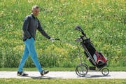SRF Moderator Rainer Maria Salzgeber beim Golfen auf dem Golfplatz Andermatt. (Bild: Philipp Schmidli (Andermatt, 30. Juni 2017))