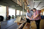 OK-Präsident Peter Waser (links) und sein Vize Urs Röthlisberger im Schiessstand Herdern in Ennetbürgen. (Bild Matthias Piazza)