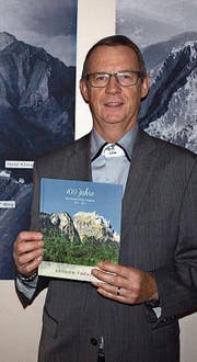 Werner Marti mit der Festchronik. (Bild: Kurt Liembd (Hergiswil, 18. November 2017))