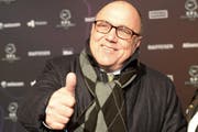 Bernhard Alpstaeg besitzt die Namensrechte der Swisspor-Arena bis 2021. (Bild: Urs Flueeler / Keystone)