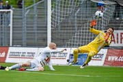 FCL-Stürmer Marco Schneuwly (in Weiss) konnte am Sonntag gegen Luganos Torhüter Mirko Salvi (in Gelb) nicht skoren. (Bild: Freshfocus/Martin Meienberger)