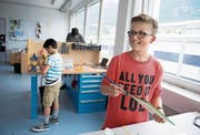 Elia Zemp ist einer der jungen Tüftler, die jeweils am Mittwoch- und Samstagnachmittag basteln, was das Herz begehrt. Im Hintergrund ist auch Tim Lubura am Werken. (Bild: Corinne Glanzmann (Alpnach, 28. Juni 2017))