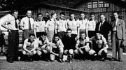 Die Helden von damals (von links, stehend): Alber Denier, Josef Stalder, Gustav Denier, Dominik Kempf, Jakob Richner, Guido Baldelli, Ruedi Strehler, Hans Zwyssig, Albert Roth, Werner Jakob. Kniend: Otto Gisler, Josef Zwyssig, Walter Fedier, Walter Seiler, Otto Zwyssig, Benvenuto Baldelli. (Bild: PD (Altdorf, 1974))