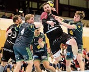 Emmens Lukas Huwiler (am Ball) setzt sich kraftvoll durch. (Bild: Philipp Schmidli (Emmen, 17. März 2018))