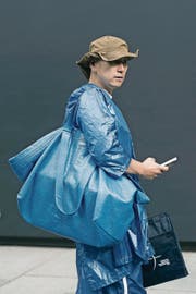 Heute gehe ich als Ikea-Tasche verkleidet, hat sich dieser Herr gesagt. Seine Tasche ist allerdings von Balenciaga. (Bild: Kirstin Sinclair (Getty Images Europe))