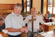 Die letzte Tätigkeit im Amt: Der abtretende Korporationsweibel Martin Aschwanden (links) bereitete gestern noch die Vereidigung seines Nachfolgers Alois Gisler (rechts) vor. (Bild: Elias Bricker (Altdorf, 23. Juni 2017))