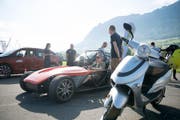 Am Elektro Fun Day beim Flugplatz Buochs: Kurt Hasler aus Alpnach testet ein Elektroauto. (Bild: Corinne Glanzmann, Luzerner Zeitung / Buochs, 27.05.2017)