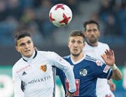 Kämpfertyp: Simon Grether im Duell mit FCB-Flügel Mohamed Elyounoussi (links). (Bild: Urs Flüeler/Keystone (Luzern, 28. April 2017))