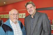 Pater Adolf Schmitter und Pfarreileiter Markus Blösse (rechts). (Bild: Birgit Scheidegger (Ennetmoos, 29. November 2017))