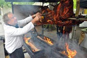 Sepp Schnyder war auch beim Obwaldner Auftritt am Sechseläuten 2014 mit einem Ochs am Spiess dabei. (Bild Markus von Rotz)