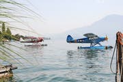 Zwei Piper PA-18 Super Cub warten im See vor Hergiswil darauf, von Hunderten Schaulustigen bestaunt zu werden. (Bild Philipp Unterschütz)