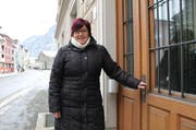 Blick optimistisch in die Zukunft: Pia Tresch beim Eingang zum Erstfelder Gemeindehaus. «Die Arbeit im Gemeinderat ist befriedigender als jene im Landrat», sagt die Gemeindepräsidentin. (Bild: Markus Zwyssig (Erstfeld, 10. Januar 2017))