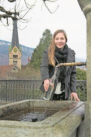 Jana von Holzen am Brunnen vor dem Kniri-Schulhaus. (Bild: Corinne Glanzmann (Stans, 10. Januar 2018))