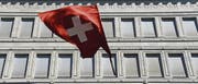 Eine Schweizer Flagge vor der Fassade der Nationalbank auf dem Bürkliplatz in Zürich. (Bild: Steffen Schmidt/Keystone (Zürich, 1. August 2013))