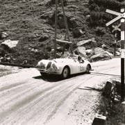 Oldtimer wie dieser Jaguar XK120 könnten an der Rallye Gotthard zu sehen sein. Auf der Aufnahme zu sehen ist das englische Ehepaar Appleyard, 1950 an einem Rennen über den Furkapass. (Bild: PD)