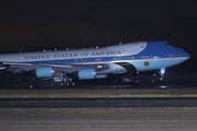 Die Präsidentenmaschine «Air Force One» landete auf dem militärischen Teil des Flughafens Tegel. (Bild: Keystone)