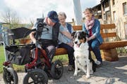 Klara Röthlin (rechts im Bild) besucht mit Hund Tim die Betagtensiedlung dr Heimä. Unser Bild zeigt sie mit dem Ehepaar Paul und Margrit Kiser. (Bild: Marion Wannemacher (Giswil, 28. März 2017))