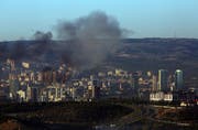 Ruchwolken steigen am Samstag in der Nähe des Präsidentenpalasts in Ankara auf. In der Nacht auf Samstag lieferten sich Putschisten und regierungstreue Truppen Gefechte. (Bild: Keystone / Ali Unal)