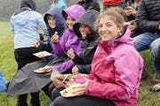 Wetterfeste Stanserinnen in der Mittagspause (von links): Viviane Gysi, Meret Kayser, Carina Amstad und Livia Amstad. (Bild: Robert Hess / Neue OZ)