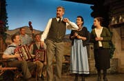 Szene aus «Dr Wittlig»: Bauer Hans Holdener (Oskar Langensand, Mitte) mit Bethli Betschart (Cornelia Stock) und Greth Fuchs (Gabriela Thurnheer, rechts) sowie den Musikern Daniel Raab, Elmar von Rotz und Thomas Bächler. (Bild: Franz Bättig)
