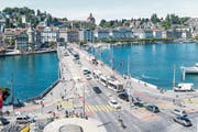 Blick von der Terrasse der Führungs- und Tourismusakademie HFT Luzern hinunter auf die teilgesperrte Seebrücke. (Bild: Roger Grütter (Luzern, 6. Juli 2017))